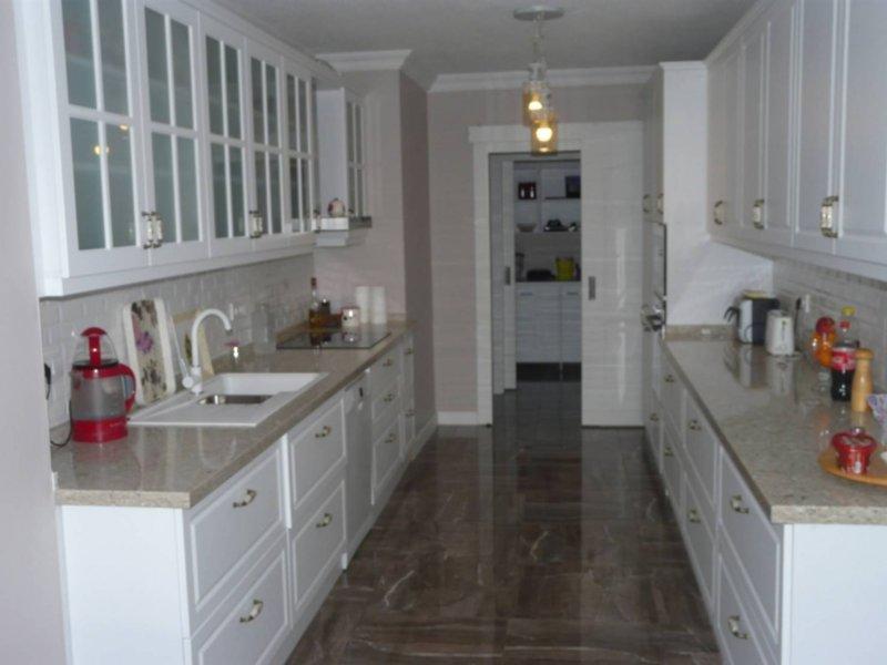 Çift tezgahlı mutfak dekorasyonu 