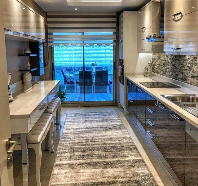 Çift tezgahlı mutfak dekorasyonu 