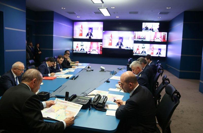 Cumhurbaşkanı Erdoğan askeri yetkililerden bilgi aldı