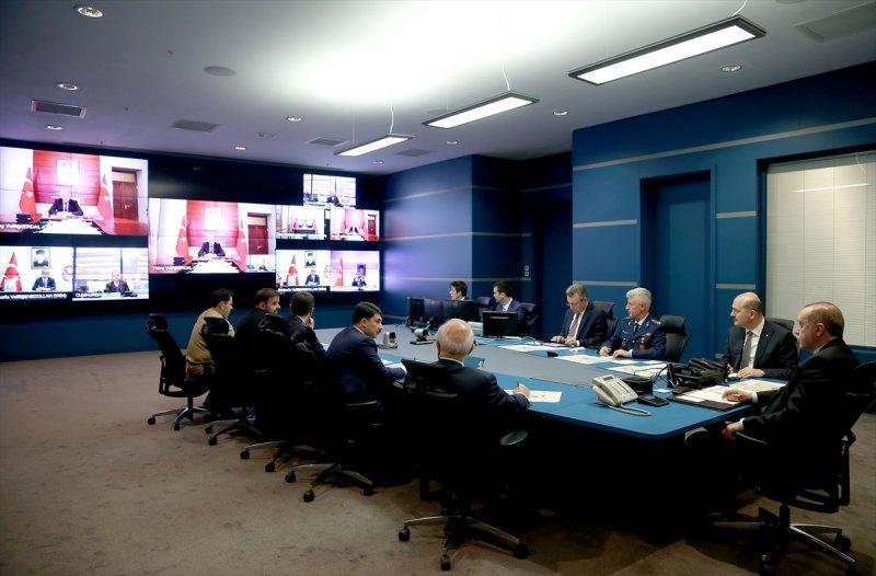 Cumhurbaşkanı Erdoğan askeri yetkililerden bilgi aldı