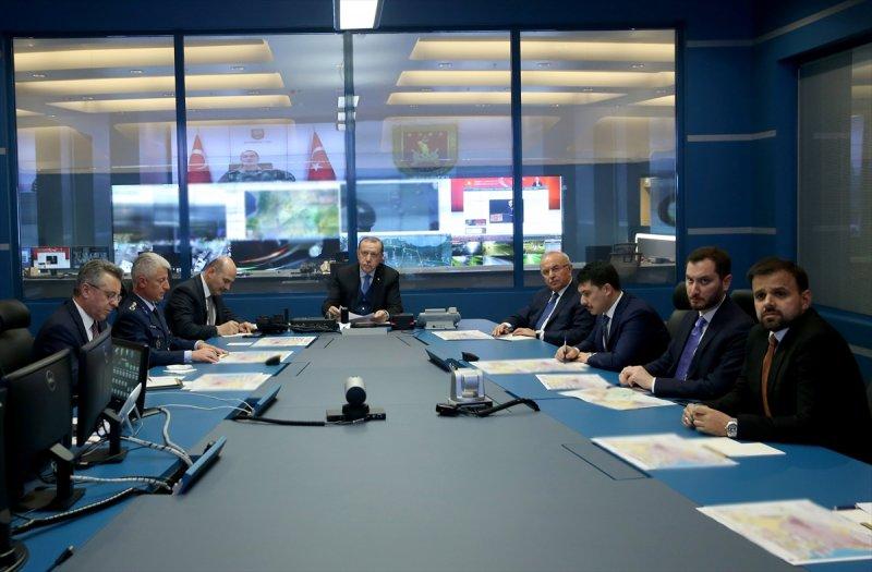 Cumhurbaşkanı Erdoğan askeri yetkililerden bilgi aldı