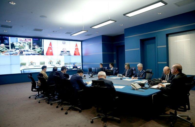 Cumhurbaşkanı Erdoğan askeri yetkililerden bilgi aldı