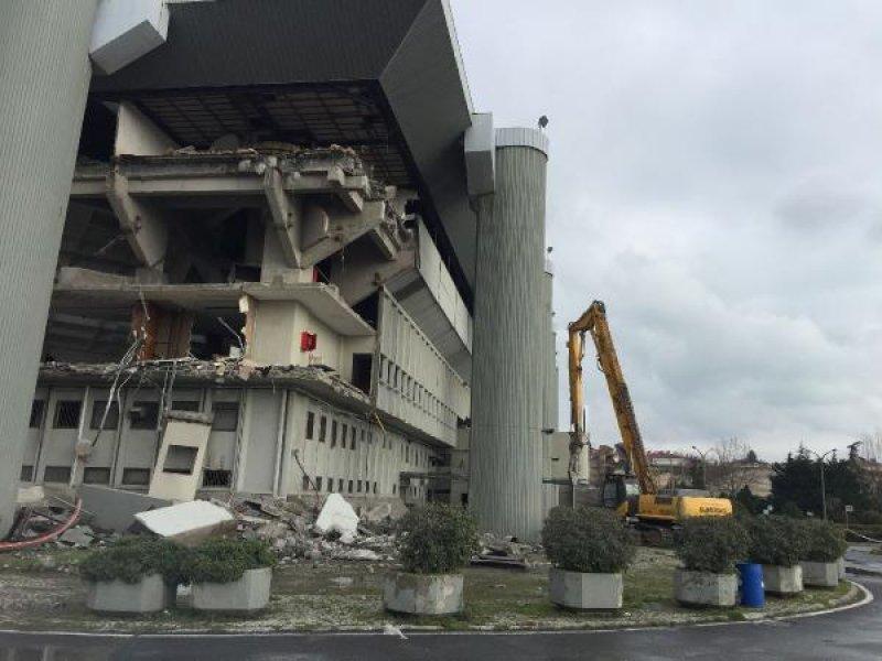 Abdi İpekçi Spor Salonu'nun yıkımı başladı