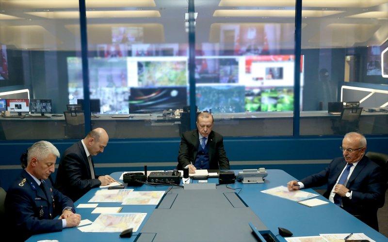 Cumhurbaşkanı Erdoğan askeri yetkililerden bilgi aldı