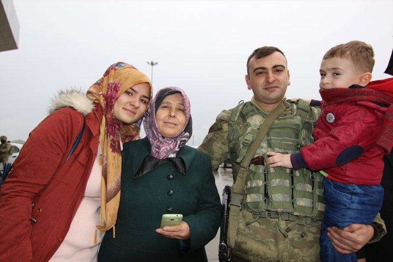 Komandolar dualarla Afrin'e gitti