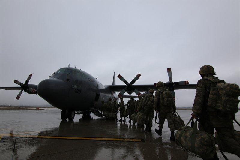 Komandolar dualarla Afrin'e gitti