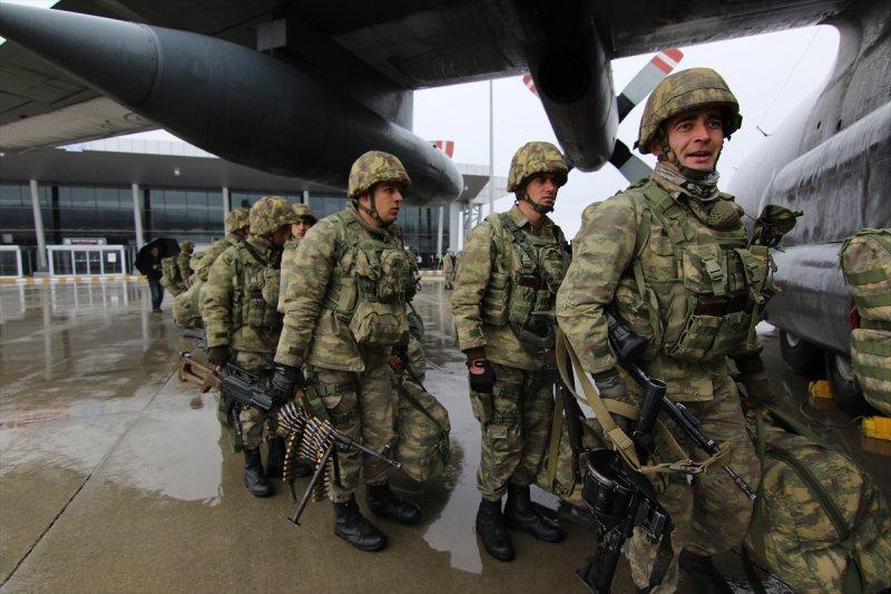 Komandolar dualarla Afrin'e gitti