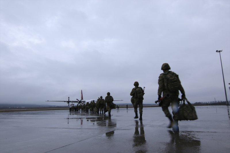 Komandolar dualarla Afrin'e gitti