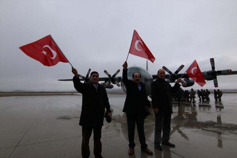 Komandolar dualarla Afrin'e gitti