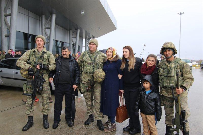 Komandolar dualarla Afrin'e gitti