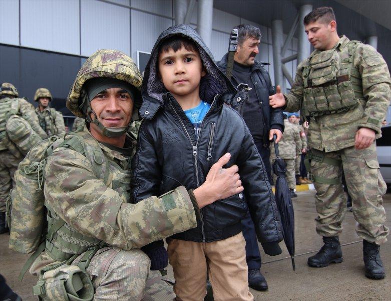 Komandolar dualarla Afrin'e gitti