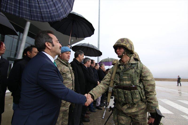 Komandolar dualarla Afrin'e gitti