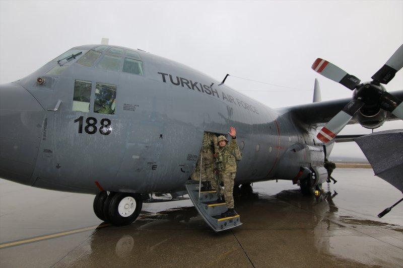 Komandolar dualarla Afrin'e gitti