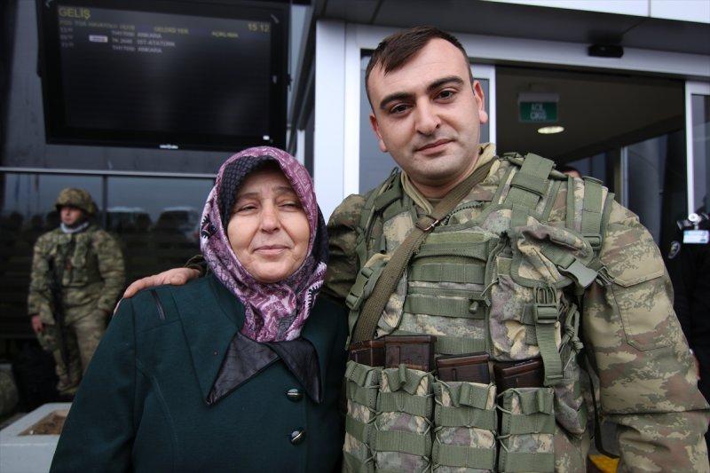 Komandolar dualarla Afrin'e gitti