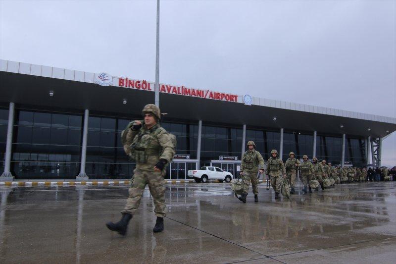 Komandolar dualarla Afrin'e gitti