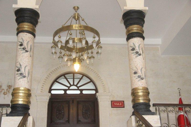 Kilis Valiliğinin tarihi sütunları zeytin dalı motifleriyle süslendi