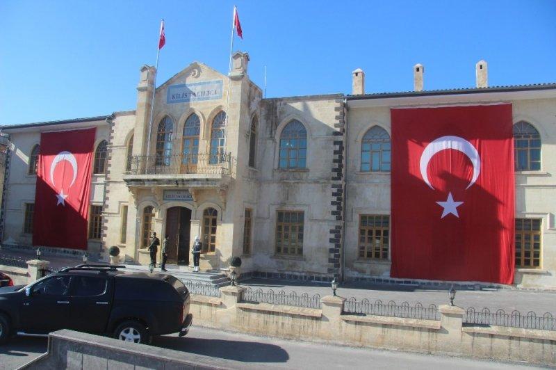 Kilis Valiliğinin tarihi sütunları zeytin dalı motifleriyle süslendi