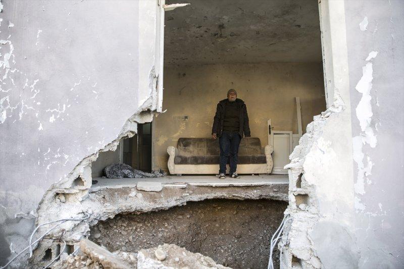 Reyhanlı'daki roketli saldırının hasar onarım çalışmaları başladı - Resim 14