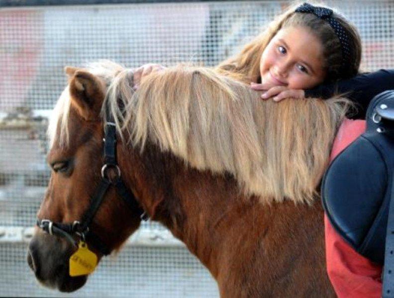 Pınar Aylin'in kızı annesinin boyunu geçti