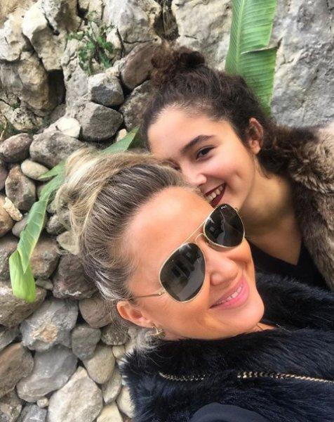Pınar Aylin'in kızı annesinin boyunu geçti