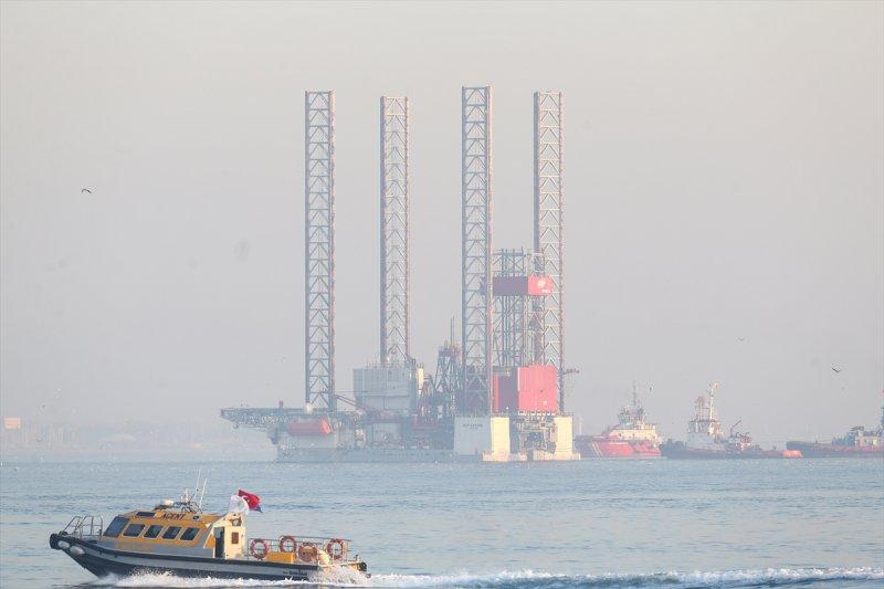 Dev petrol platformu yeniden İstanbul Boğazı’nda