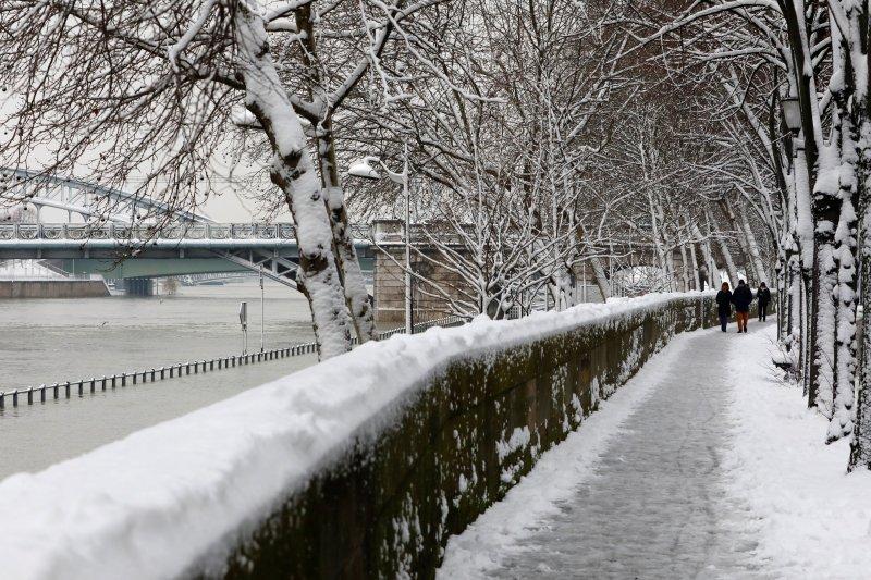 Kar yağışı Eyfel Kulesi'nin kapatılmasına neden oldu