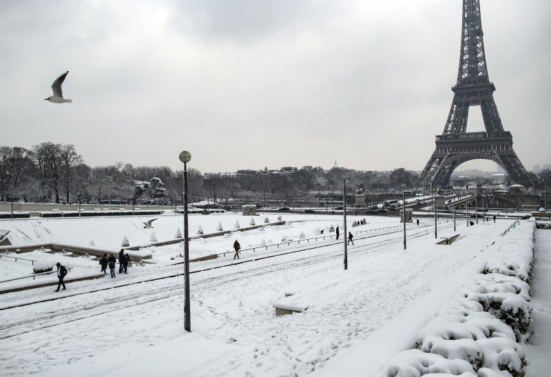 Kar yağışı Eyfel Kulesi'nin kapatılmasına neden oldu