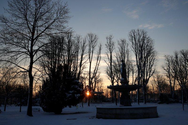 Kar yağışı Eyfel Kulesi'nin kapatılmasına neden oldu