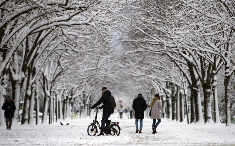 Kar yağışı Eyfel Kulesi'nin kapatılmasına neden oldu