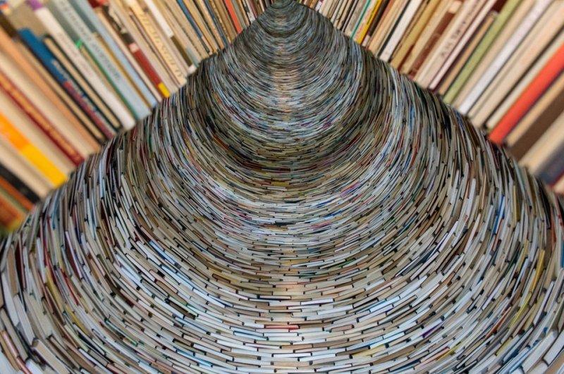 Sanatçı Matej Kren kitaplardan kule inşa etti 