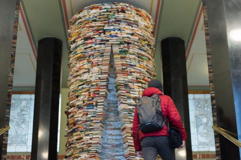 Sanatçı Matej Kren kitaplardan kule inşa etti 