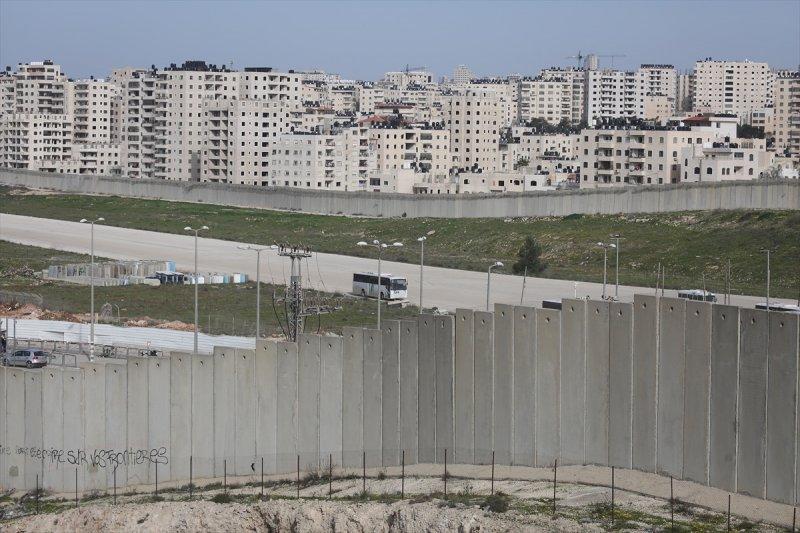  İsrail'in duvarları Filistinlileri birbirinden ayırıyor