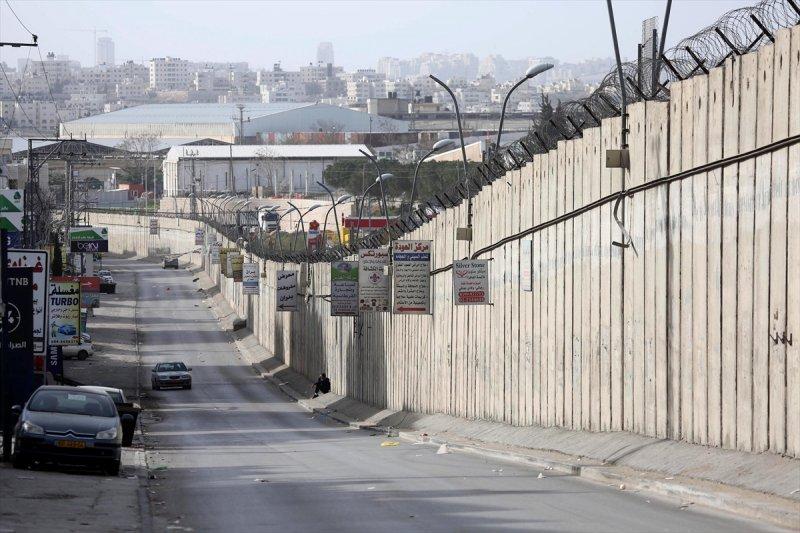  İsrail'in duvarları Filistinlileri birbirinden ayırıyor