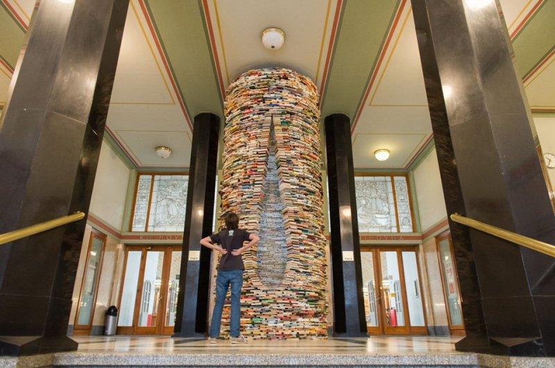 Sanatçı Matej Kren kitaplardan kule inşa etti 