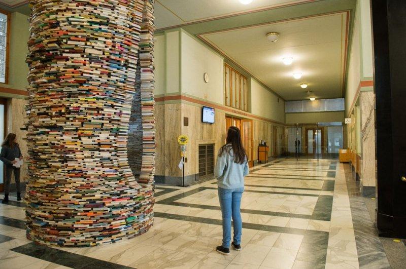 Sanatçı Matej Kren kitaplardan kule inşa etti 