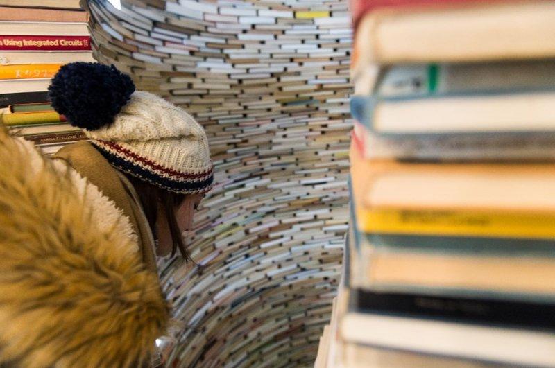 Sanatçı Matej Kren kitaplardan kule inşa etti 