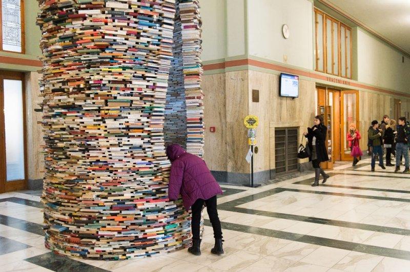 Sanatçı Matej Kren kitaplardan kule inşa etti 