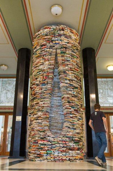 Sanatçı Matej Kren kitaplardan kule inşa etti 