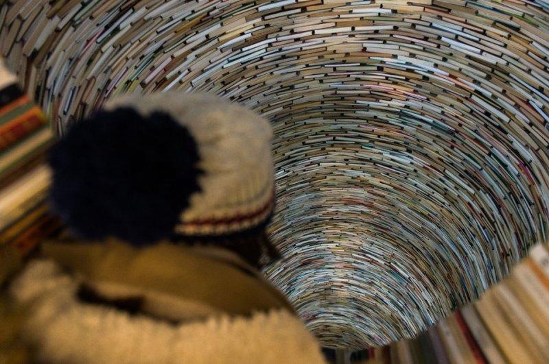 Sanatçı Matej Kren kitaplardan kule inşa etti 