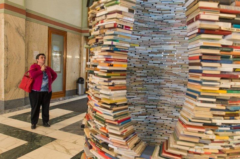 Sanatçı Matej Kren kitaplardan kule inşa etti 