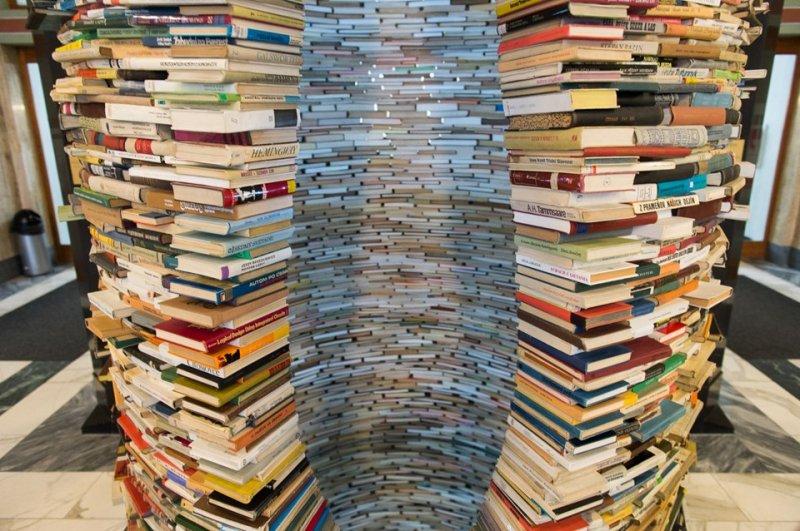 Sanatçı Matej Kren kitaplardan kule inşa etti 