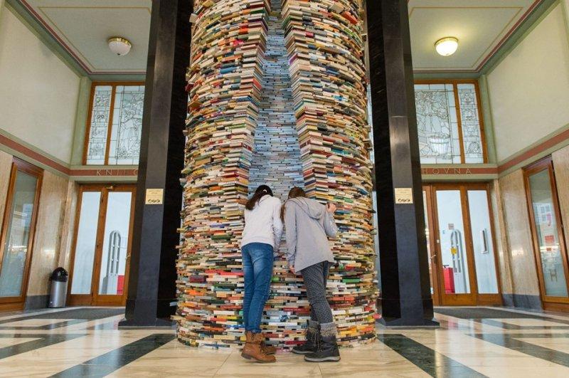 Sanatçı Matej Kren kitaplardan kule inşa etti 