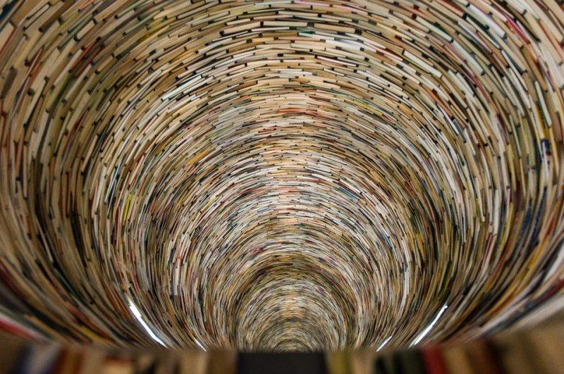 Sanatçı Matej Kren kitaplardan kule inşa etti 