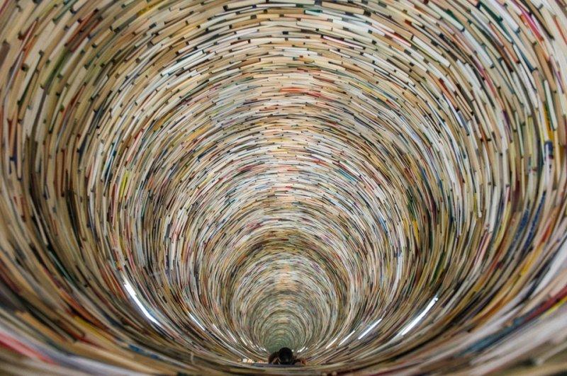 Sanatçı Matej Kren kitaplardan kule inşa etti 