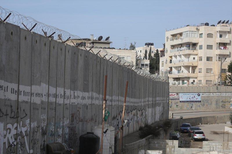  İsrail'in duvarları Filistinlileri birbirinden ayırıyor