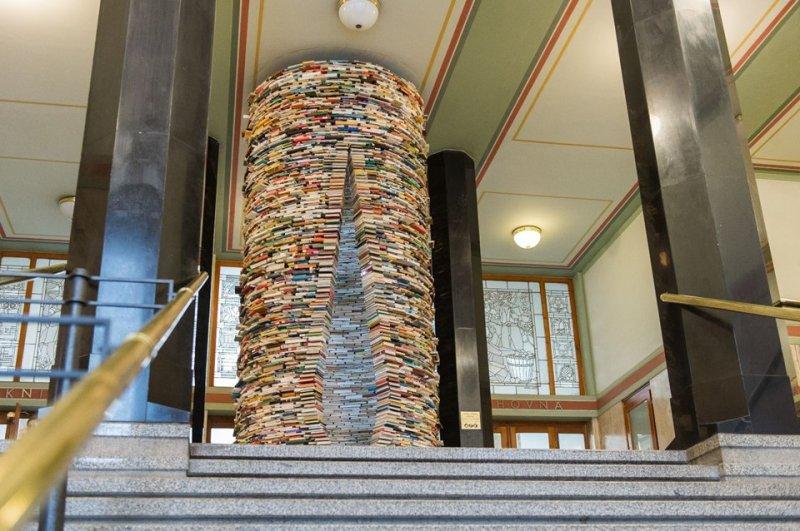 Sanatçı Matej Kren kitaplardan kule inşa etti 