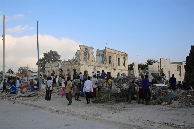 Somali'de bomba yüklü araçlarla saldırı: 21 ölü