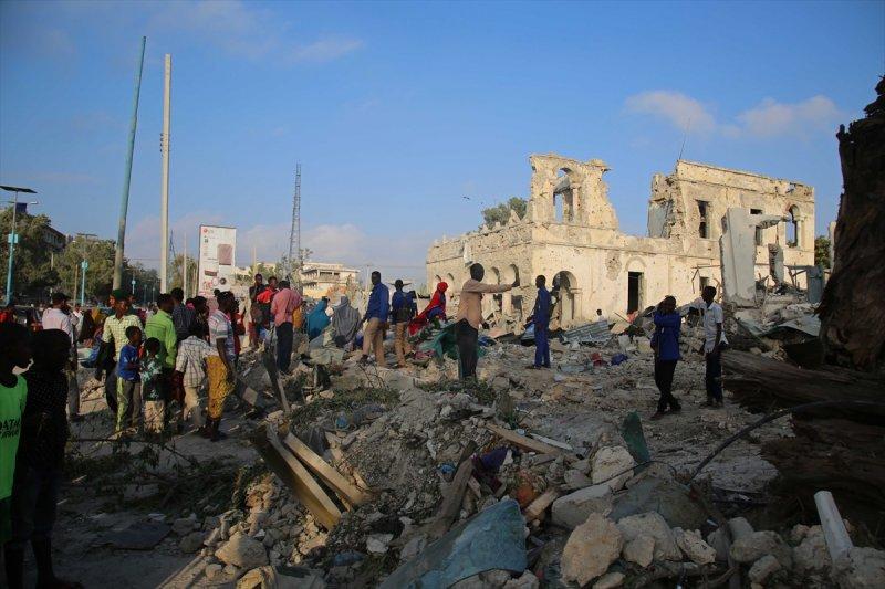 Somali'de bomba yüklü araçlarla saldırı: 21 ölü