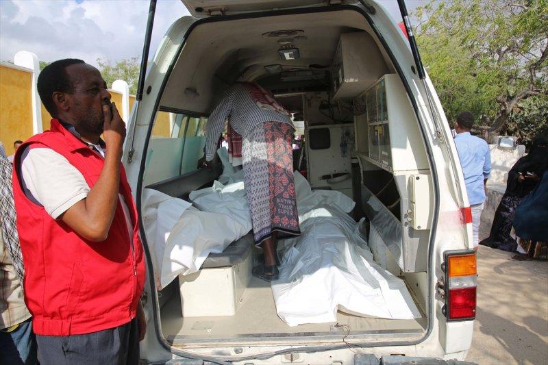 Somali'de bomba yüklü araçlarla saldırı: 21 ölü