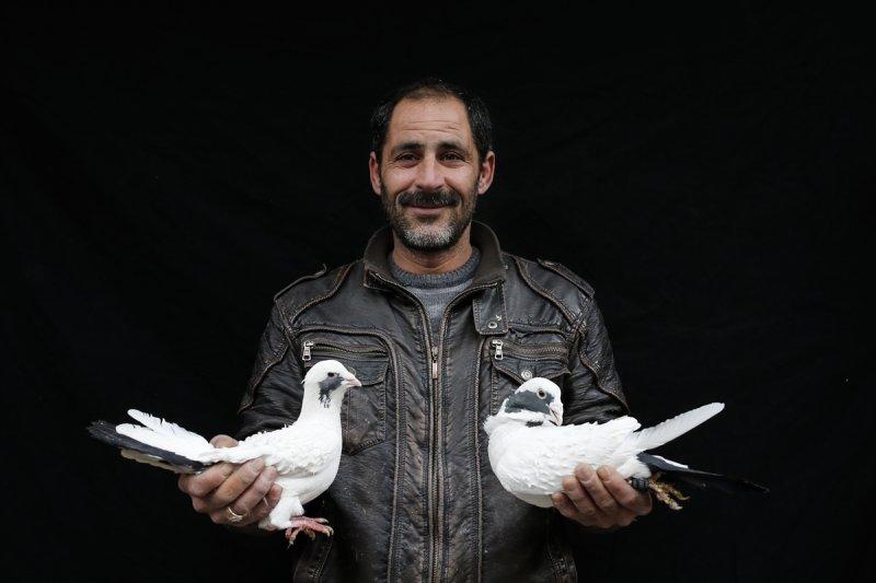 Şanlıurfa'da kuş severler kamera karşısında